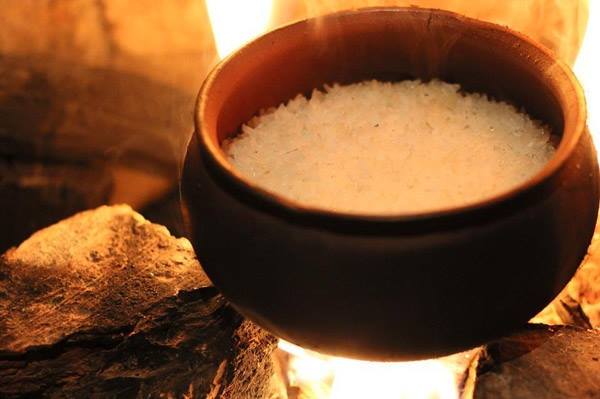 cách làm cơm niêu cháy với bếp củi